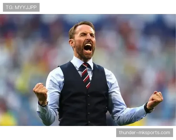 哈维·西蒙斯表现稳健，引领球队继续向胜利迈进