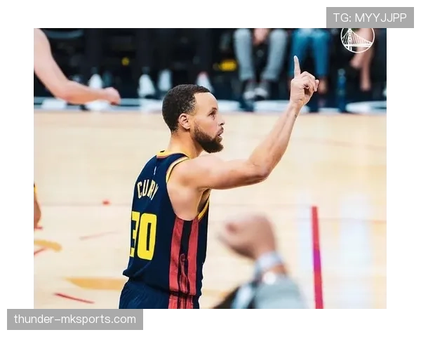 克莱无球跑位为库里拉开空间 提升外线效率较上季更稳