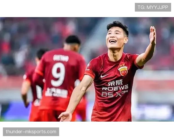 如果把武磊放进娱乐圈，红毯光鲜背后却是拎着保温杯去小吃摊排队那种