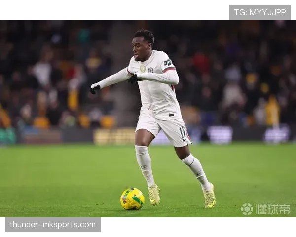 切尔西防线在高位压迫状态下频繁暴露空间，赛季表现稳定性面临考验